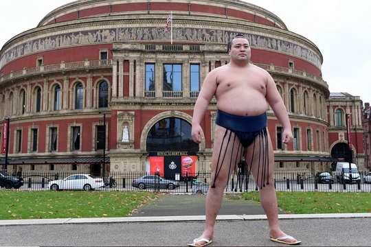 Võ sĩ sumo Nhật Bản gây sốt ở London