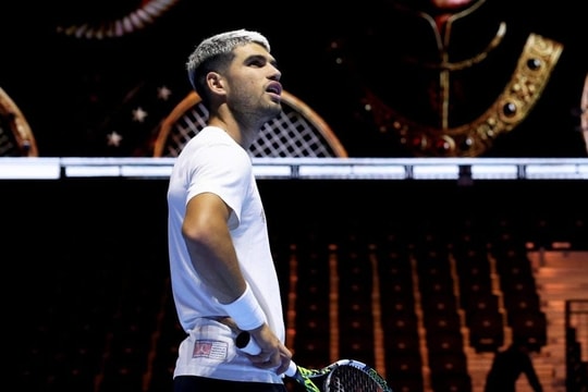 Alcaraz phản pháo Djokovic