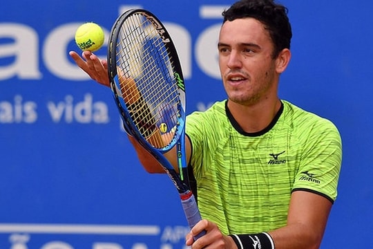 Tay vợt bị cấm thi đấu vì một nụ hôn