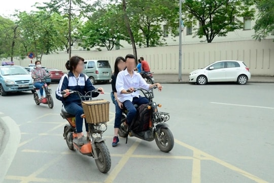 Học sinh đi xe đạp điện ngã vào xe máy, người lái có phải đền?