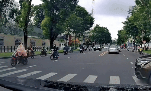 Ôtô đâm bay xe máy ở vạch kẻ đường dành cho người đi bộ