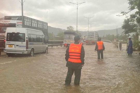 Quốc lộ 1 bị ngập, đường Hồ Chí Minh sạt lở do mưa lớn