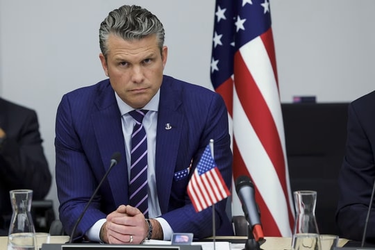 Máy bay chở Bộ trưởng Quốc phòng Mỹ nứt kính, phải hạ cánh gấp