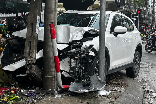 Ôtô lao lên vỉa hè, tông vào hai người