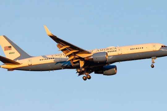 Máy bay chở Bộ trưởng Quốc phòng Mỹ nứt kính, phải hạ cánh khẩn