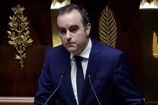 Thủ tướng Pháp vượt qua hai cuộc bỏ phiếu bất tín nhiệm