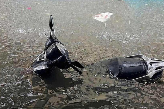 Nhiều nơi ở Nha Trang, Huế 'thất thủ' sau trận mưa kéo dài