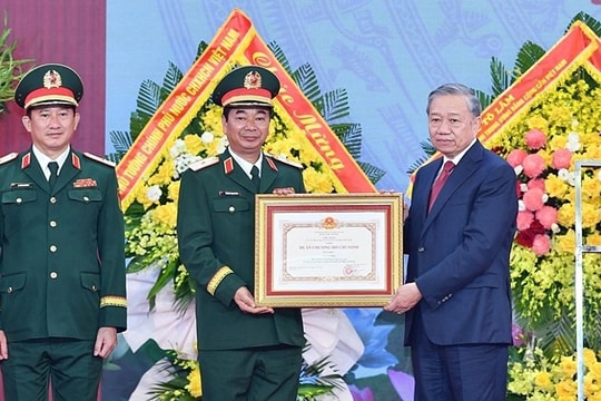 Quân khu 1 nhận Huân chương Hồ Chí Minh