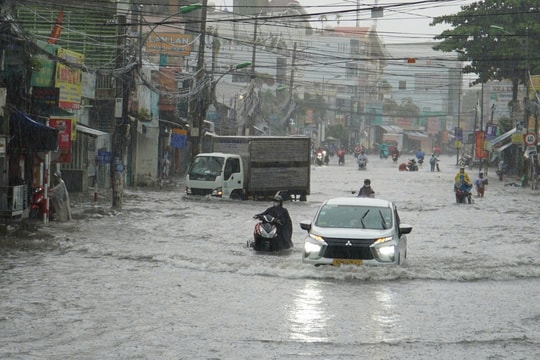 Nhiều tỉnh miền Trung ngập nặng sau trận mưa kéo dài