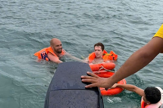 Cứu du khách nước ngoài bị cuốn trôi ở biển Nha Trang