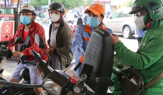 Giá xăng RON 95 tăng 174 đồng/lít