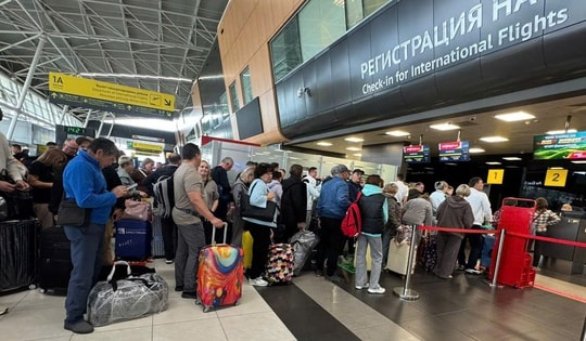 Tình trạng ùn tắc xảy ra khi làm thủ tục xuất, nhập cảnh tại sân bay Cam Ranh