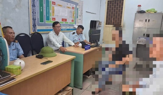 Người thợ sửa giày ở chợ bị đình chỉ hoạt động vì lấy giá "chặt chém"