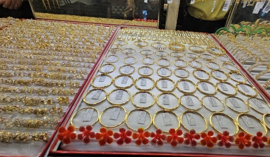 Giá vàng cao chót vót, người vay vàng, có kế hoạch cưới "khóc ròng"