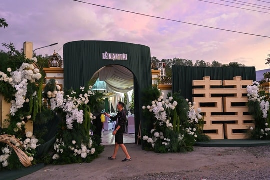 Hình ảnh tại nhà Đỗ Thị Hà ở lễ ăn hỏi với thiếu gia Tập đoàn Sơn Hải