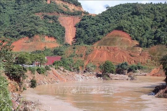 Sạt lở nghiêm trọng trên Quốc lộ 2 (Tuyên Quang)