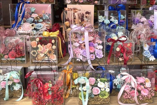 Sôi động thị trường hoa, quà tặng trước lễ 20/10