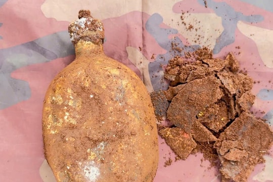 Phát hiện 18 hài cốt liệt sỹ cùng nhiều di vật trong vườn nhà dân