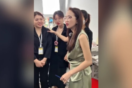 Thợ trang điểm cay đắng bị trừ tiền công vì... đồng ý ngồi vào bàn tiệc