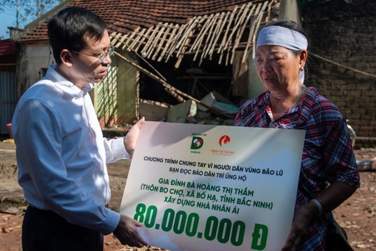 Báo Dân trí trao 200 triệu đồng hỗ trợ người dân vùng lũ tỉnh Bắc Ninh