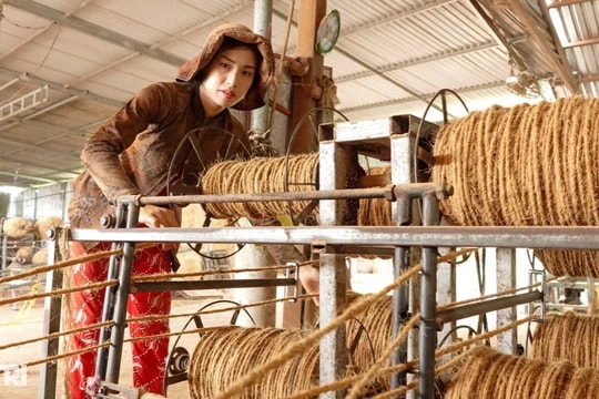 Những phụ nữ "sống khoẻ" nhờ dệt loại chỉ từ một thứ nguyên liệu bỏ đi