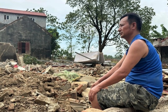 Chiến sĩ An ninh cơ sở đi chống lũ, nhà bị “tàu ma” đâm sập