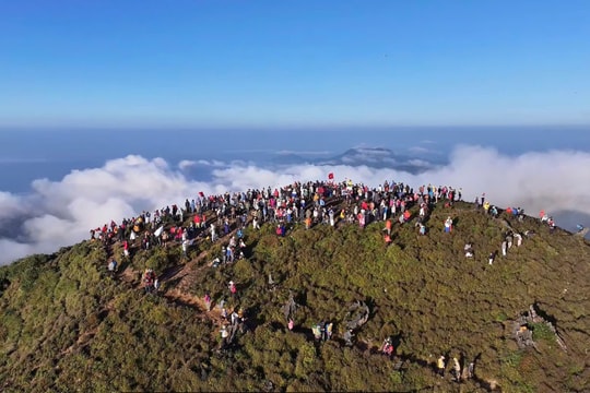 Tà Chì Nhù tấp nập khách leo núi mùa thu