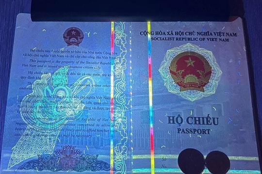Hộ chiếu Việt Nam hé lộ nhiều 'bất ngờ' khi soi tia UV