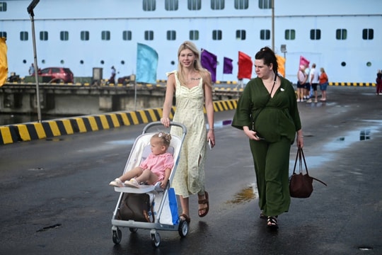 Siêu du thuyền chở hơn 4.000 hành khách cập cảng Chân Mây