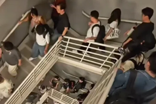 Đi bộ xuống 106 tầng do thang máy mất điện