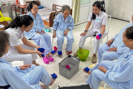 Một ngày dưỡng lão 'bán trú' giá 350.000 đồng tại bệnh viện