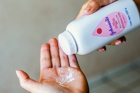 Gần 3.000 người Anh kiện Johnson & Johnson vì phấn rôm nghi gây ung thư