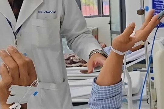 Thoát tàn phế nhờ lọ thuốc trong hành lý bác sĩ ra Côn Đảo