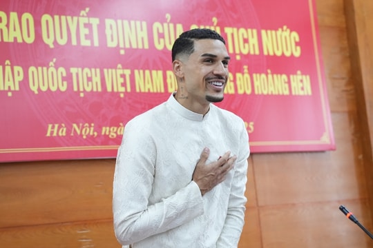 Hendrio mặc áo dài, hát Quốc ca khi nhận quốc tịch Việt Nam