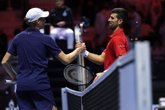 Sinner thắng dễ Djokovic ở bán kết Six Kings Slam