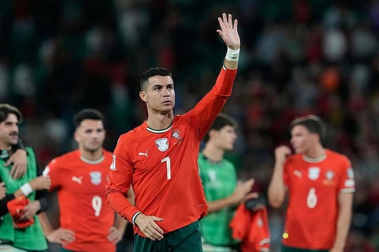Ronaldo kiếm tiền gấp đôi Messi