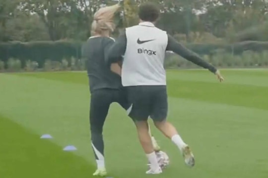 Diego Costa xô ngã đồng nghiệp nữ khi chuẩn bị cho trận từ thiện