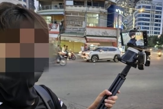Streamer Hàn Quốc gây chú ý khi phát live trước 'điểm nóng lừa đảo' ở Campuchia