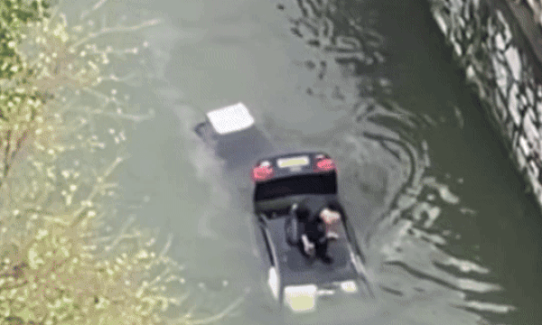 Phá cửa sổ trời cứu người kẹt trong ôtô rơi xuống sông