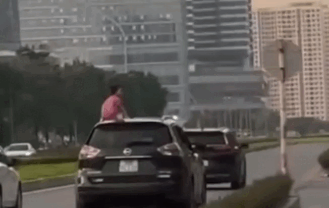 Người phụ nữ bị phạt vì để con trèo lên nóc xe