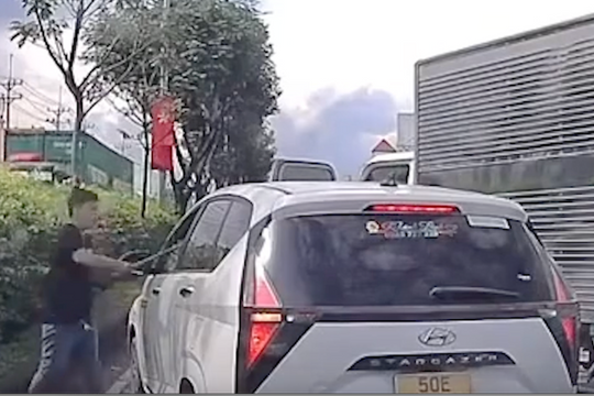 Tài xế truy đuổi, đập kính ôtô sau mâu thuẫn ở TP HCM