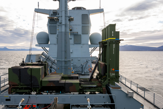 Đức lắp tên lửa IRIS-T cho tàu chiến tối tân