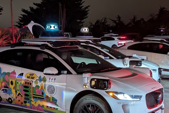 Gọi cùng lúc 50 robotaxi đến một chỗ nhưng không đi