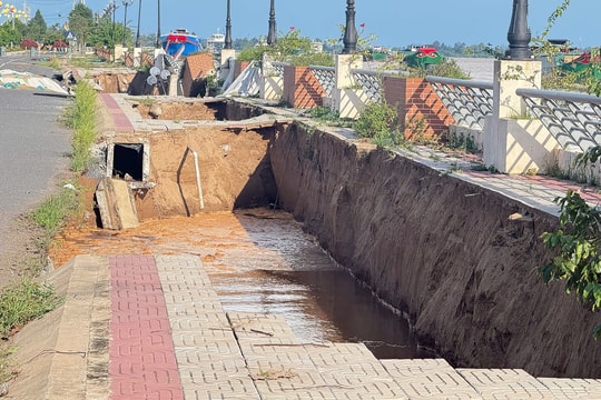 Kè sông Tiền sụp lún