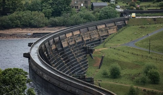 Bé gái 13 tuổi tự tử sau khi lừa bố đưa tới hồ chứa nước