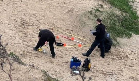 Bé trai đào được thứ đáng sợ trên bãi biển, người lớn lập gọi cảnh sát