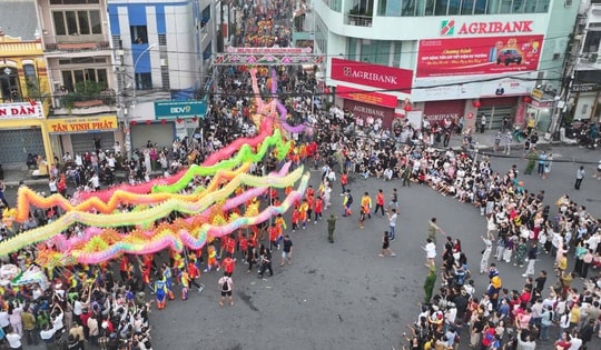 CLIP: Phường đông dân nhất nước đắm chìm trong không khí lễ hội