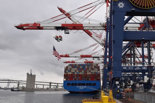 Thương chiến Mỹ - Trung lan sang phí vận chuyển, châu Âu 'chịu trận'