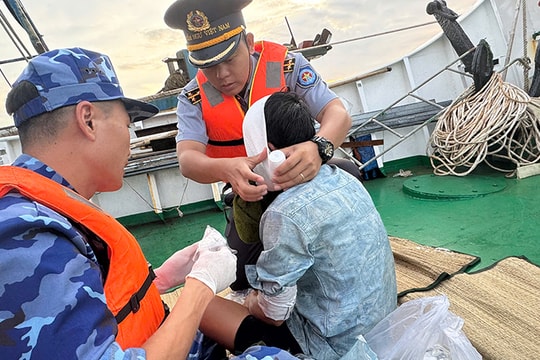 Tàu Kiểm ngư KN-201 kịp thời cứu nạn ngư dân bị thương nặng trên biển