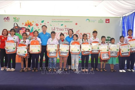 Đồng Nai: Trao gần 1 tỉ đồng học bổng cho con công nhân có hoàn cảnh khó khăn